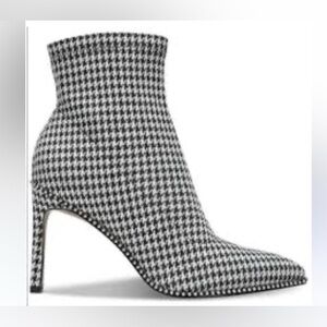 Beautiful booties!  Bar lll, size 7 and 7.5 true to fit! Melaney!​​